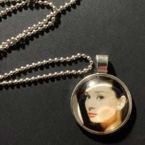 Silver Cabochon Necklace - Audrey Hepburn